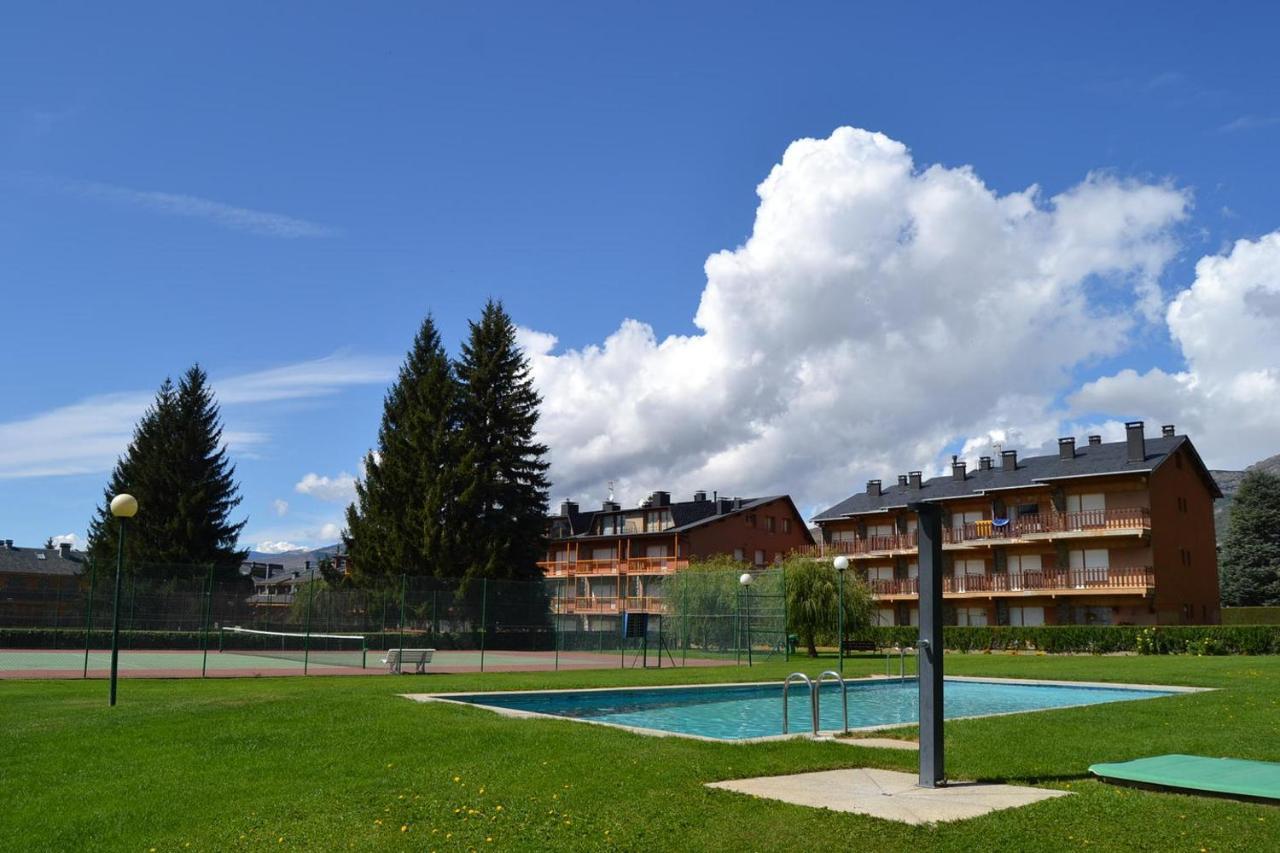Amplio Apartamento Con Piscina En Llivia Luaran gambar