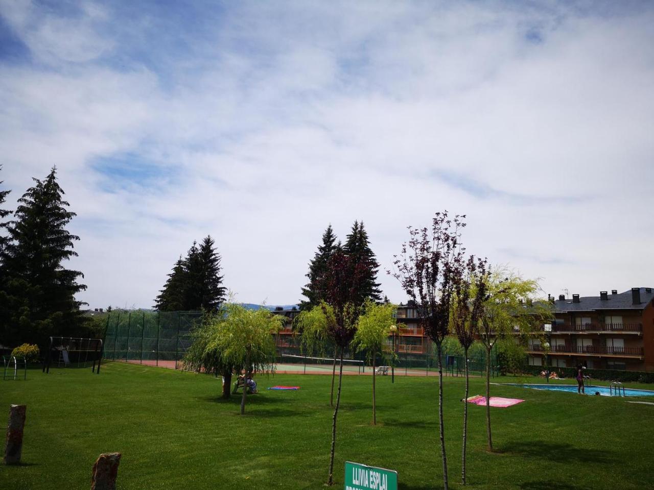 Amplio Apartamento Con Piscina En Llivia Luaran gambar